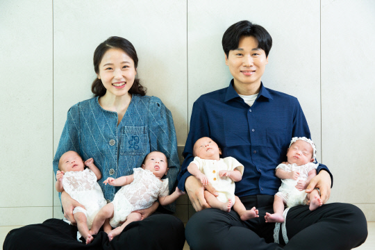 SK온 송리원 PM과 아내인 차지혜 두산에너빌리티 수석 부부의 네쌍둥이 자녀 모습. 일란성 쌍둥이 딸 리지와 록시, 셋째인 아들 비전, 막내딸 설록.  송리원 PM 제공.